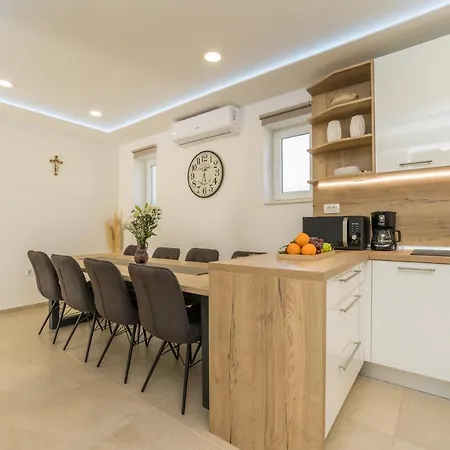 San Antonio - Heated Pool Villa Vrpolje